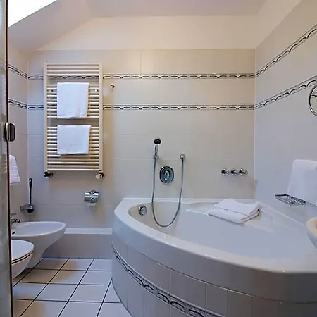 מלון Sassenhof 3*